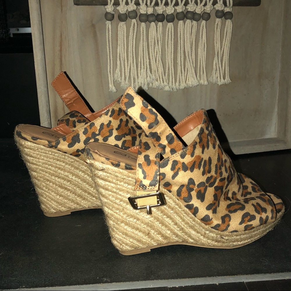 COMFORTABLE Leopard Print Wedges! - Picture 3 of 7